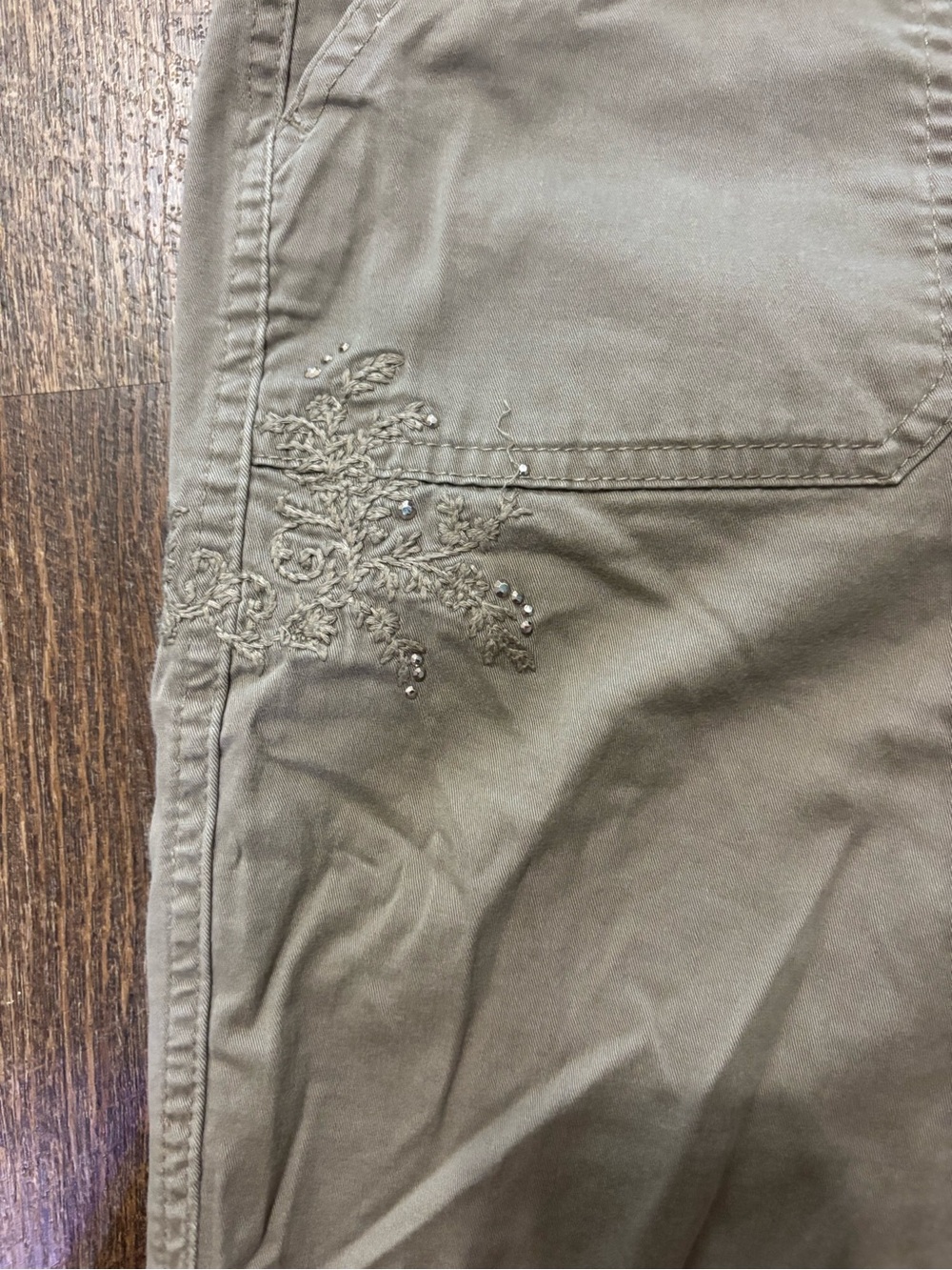 Vintage 2000’s Gloria Vanderbilt Olive Utility Capris - Picture 2 of 6
